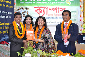 Managing Director and CEO of Green Delta Insurance Company, Farzanah                 Chowdhury is giving Special Gift to the Best Participant of the Apprenticeship Program as Chief Guest. Dr. M Helal is presiding over. (2014)